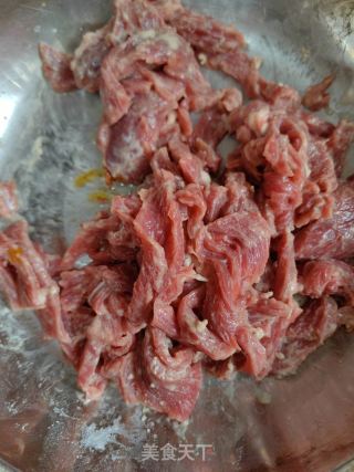 青椒炒牛肉的做法步骤：1