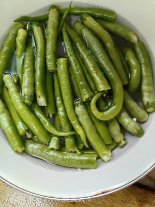 青椒炒牛肉的做法步骤：2