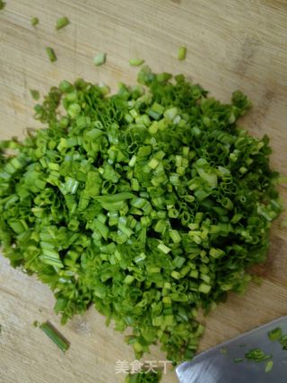 葱油鸡蛋饼的做法步骤：2