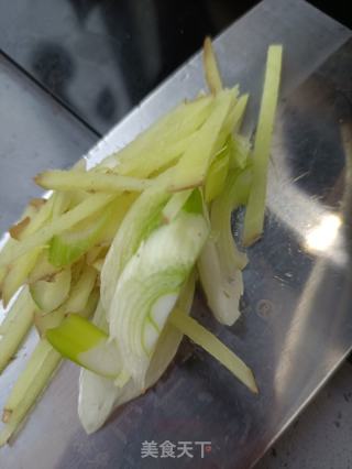 绿豆芽炒猪肝的做法步骤：1