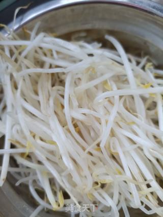 绿豆芽炒猪肝的做法步骤：2