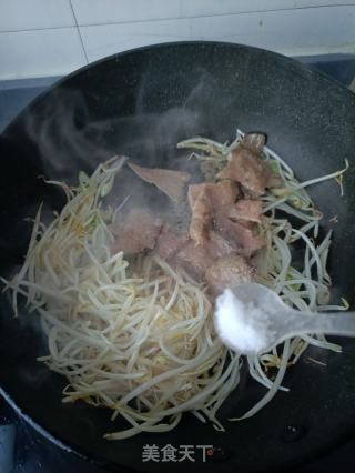 绿豆芽炒猪肝的做法步骤：7