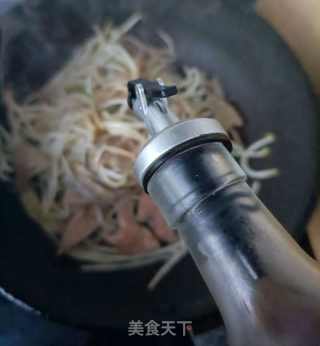 绿豆芽炒猪肝的做法步骤：8
