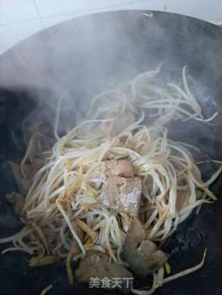 绿豆芽炒猪肝的做法步骤：9