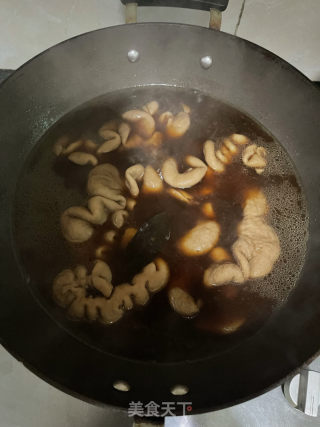胡萝卜烧肥肠的做法步骤：1