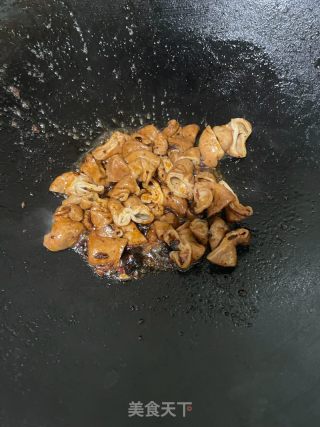 胡萝卜烧肥肠的做法步骤：7