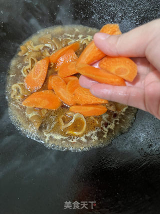 胡萝卜烧肥肠的做法步骤：9