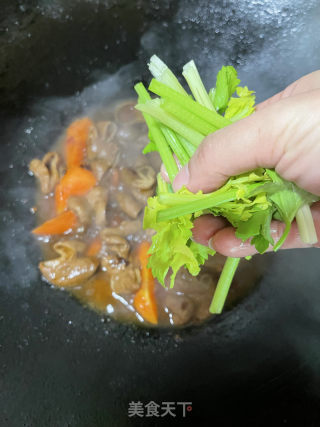 胡萝卜烧肥肠的做法步骤：11