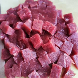 西芹炒牛肉粒的做法步骤：2