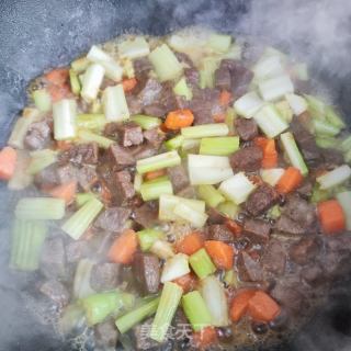 西芹炒牛肉粒的做法步骤：8
