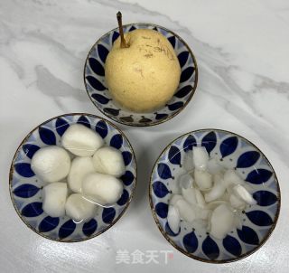 荸荠百合雪梨汤的做法步骤：2