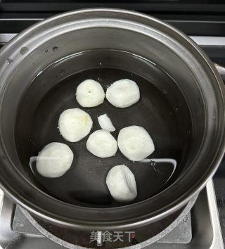 荸荠百合雪梨汤的做法步骤：3