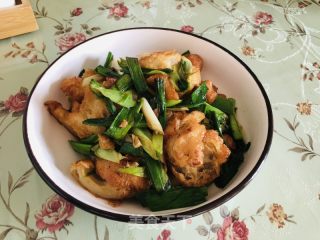 油面筋炒蒜苗的做法