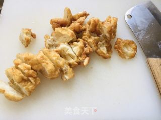 油面筋炒蒜苗的做法步骤：1