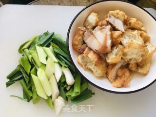 油面筋炒蒜苗的做法步骤：2