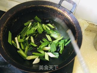 油面筋炒蒜苗的做法步骤：3