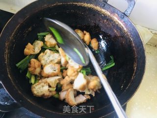 油面筋炒蒜苗的做法步骤：4