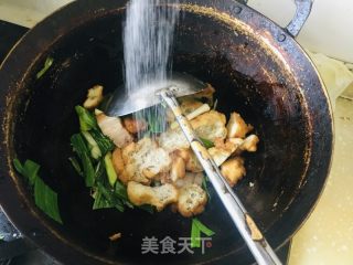 油面筋炒蒜苗的做法步骤：5