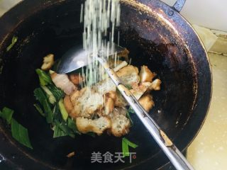 油面筋炒蒜苗的做法步骤：6