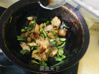 油面筋炒蒜苗的做法步骤：7