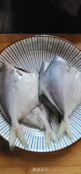 蒜香蒸银鲳鱼的做法步骤：1