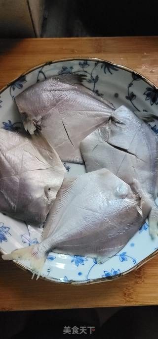 蒜香蒸银鲳鱼的做法步骤：2