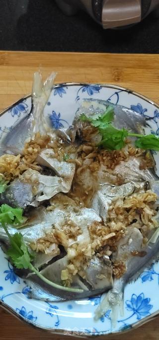 蒜香蒸银鲳鱼的做法步骤：8
