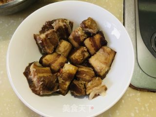 红烧方肉蒸雪里蕻的做法步骤：5