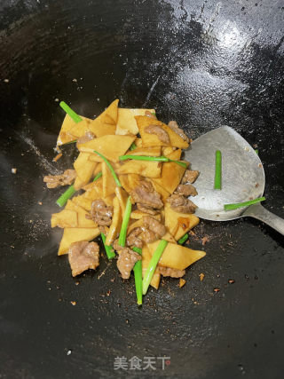 千页豆腐炒牛肉的做法步骤：12