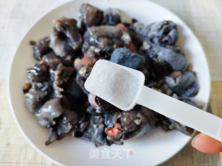 姜爆乌骨鸡的做法步骤：1