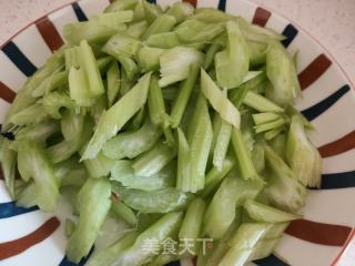 香芹木耳炒鸡蛋的做法步骤：1