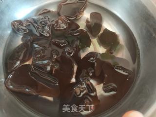 香芹木耳炒鸡蛋的做法步骤：2