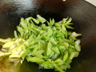 香芹木耳炒鸡蛋的做法步骤：5