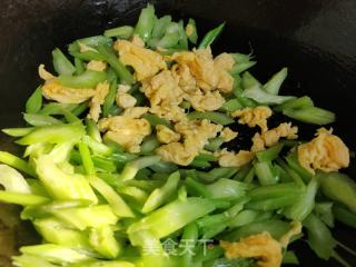 香芹木耳炒鸡蛋的做法步骤：6