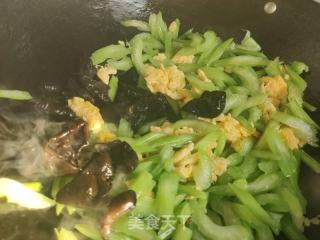 香芹木耳炒鸡蛋的做法步骤：7