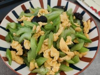 香芹木耳炒鸡蛋的做法步骤：12