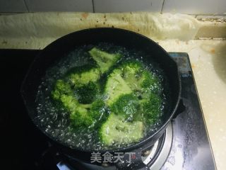 白灼西兰花的做法步骤：1