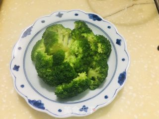 白灼西兰花的做法步骤：2
