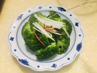 白灼西兰花的做法步骤：3