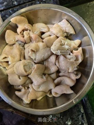 老坛酸菜炒猪大肠的做法步骤：1