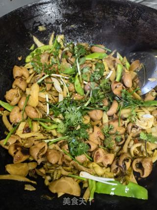 老坛酸菜炒猪大肠的做法步骤：9