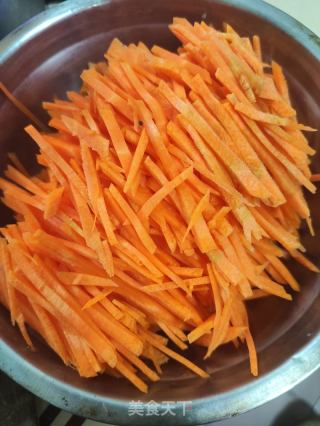 马蹄胡萝卜炒腊肠的做法步骤：1