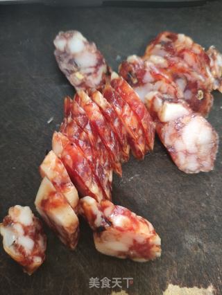 马蹄胡萝卜炒腊肠的做法步骤：3