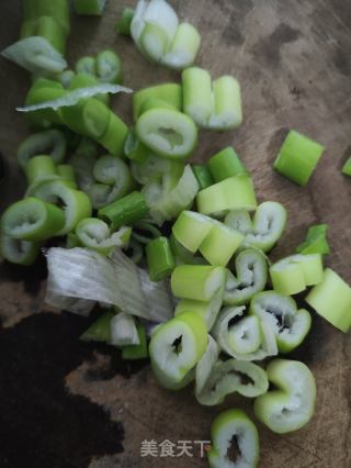 马蹄胡萝卜炒腊肠的做法步骤：4