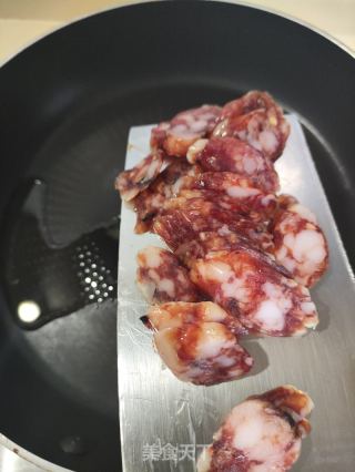 马蹄胡萝卜炒腊肠的做法步骤：5