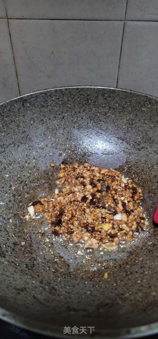 芋头肉末油豆腐煲的做法步骤：5