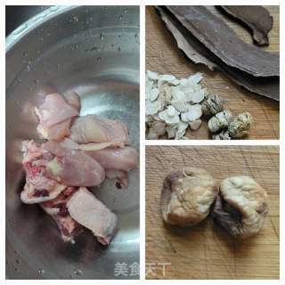 黑灵芝花旗参炖鸡汤的做法步骤：1