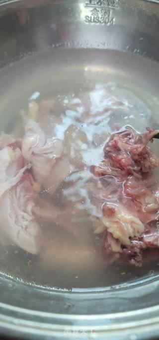 黑灵芝花旗参炖鸡汤的做法步骤：2