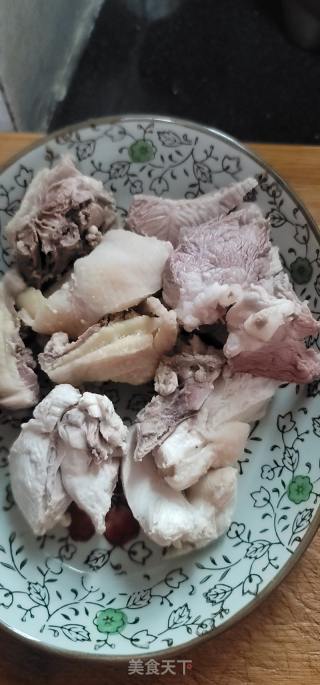 黑灵芝花旗参炖鸡汤的做法步骤：3