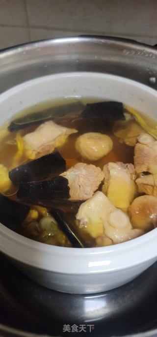 黑灵芝花旗参炖鸡汤的做法步骤：6